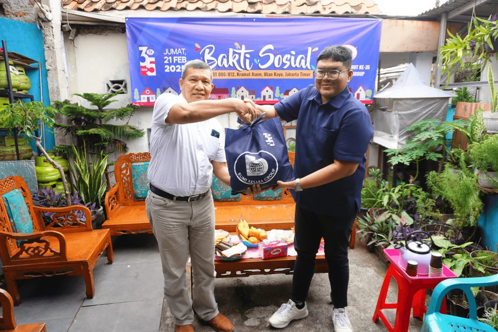 Bumi Aksara Group Rayakan HUT ke-35 dengan Bakti Sosial di Kramat Asem, Jakarta Timur